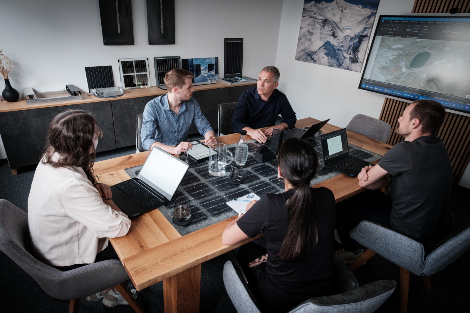 Beratungsgespräch zur Photovoltaik-Planung im Besprechungsraum