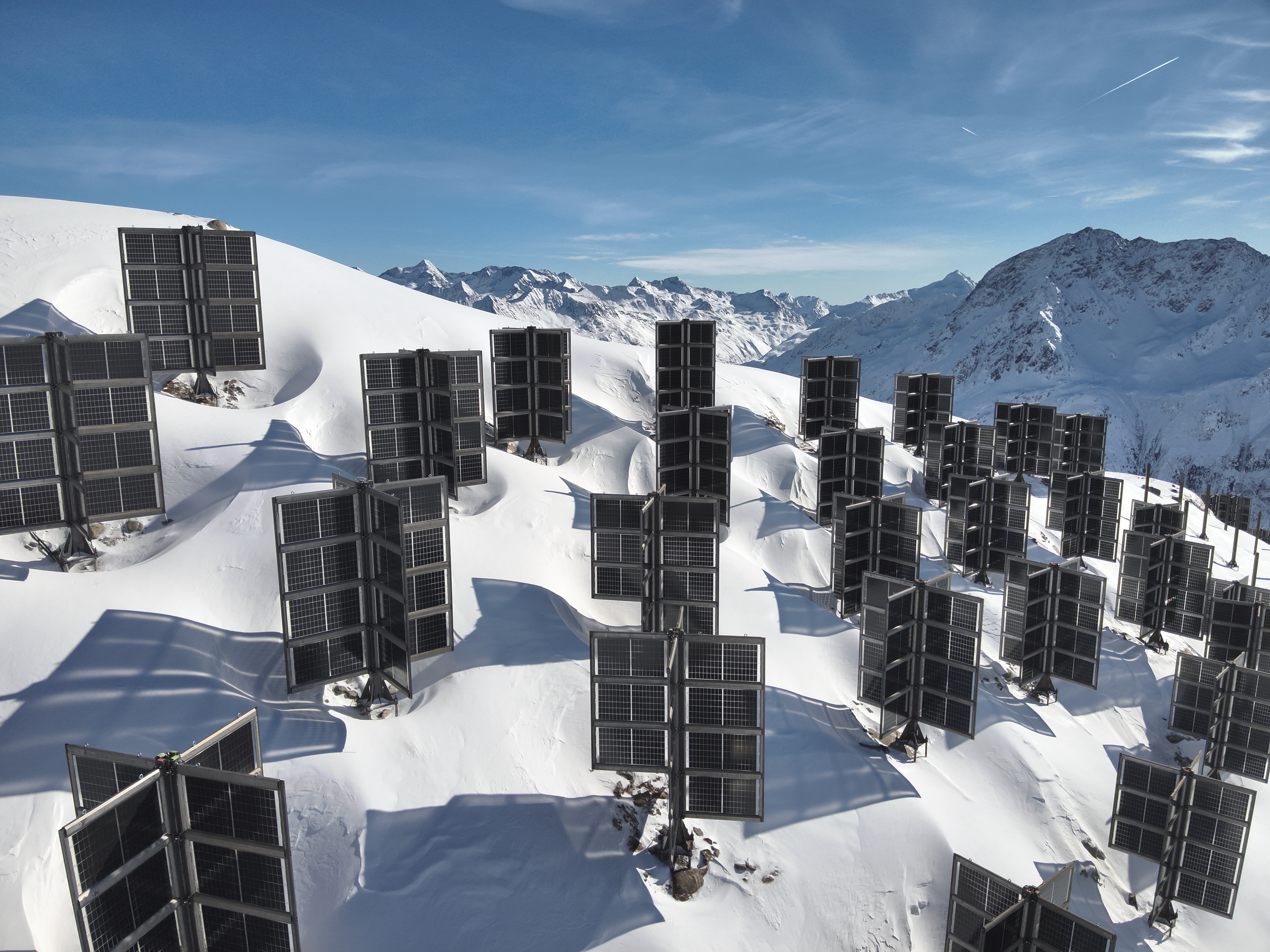 Helioplant-Photovoltaikanlage im verschneiten Hochgebirge