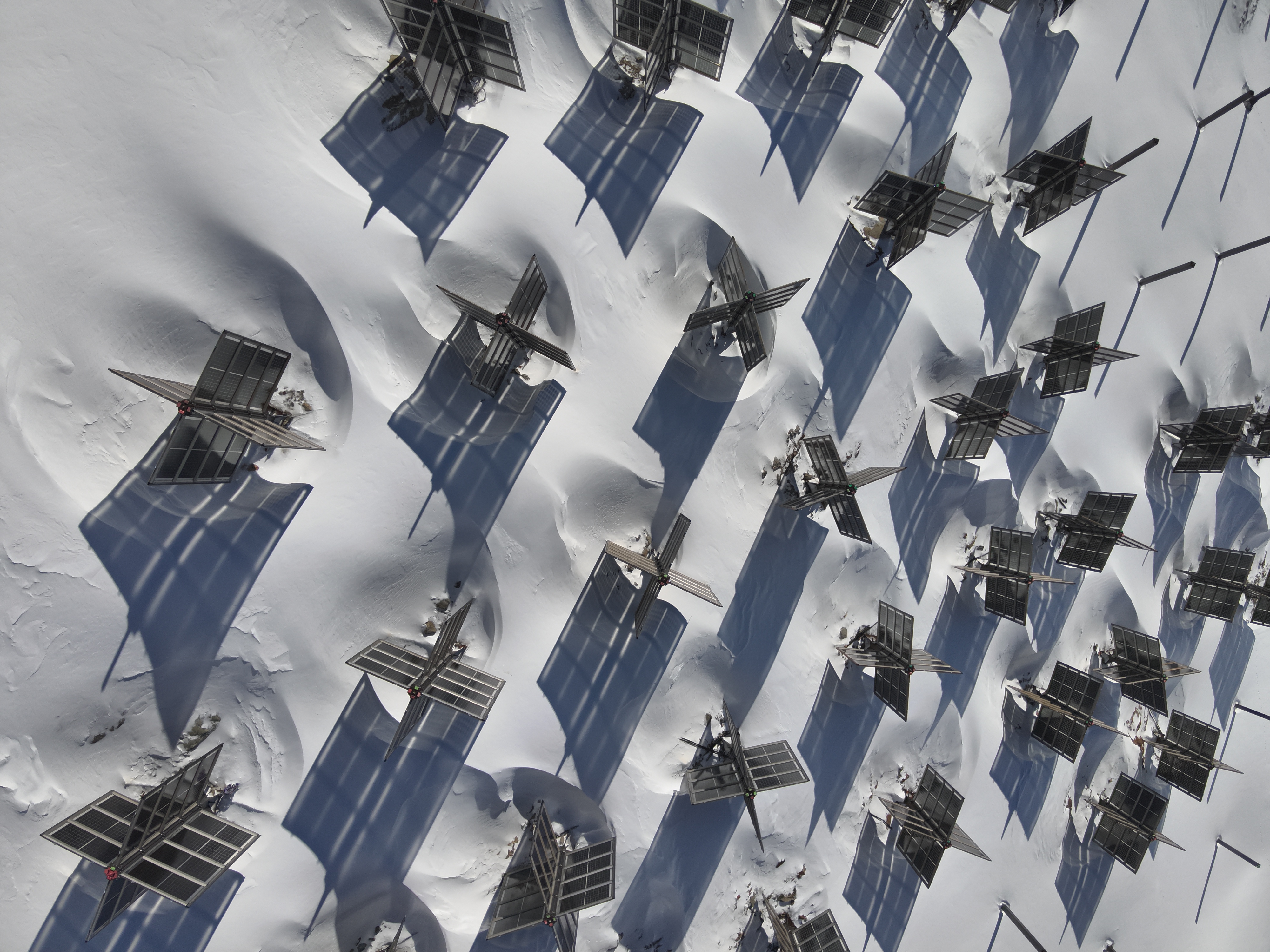 Helioplant-Anlage am Tiefenbachgletscher - Module im Schnee