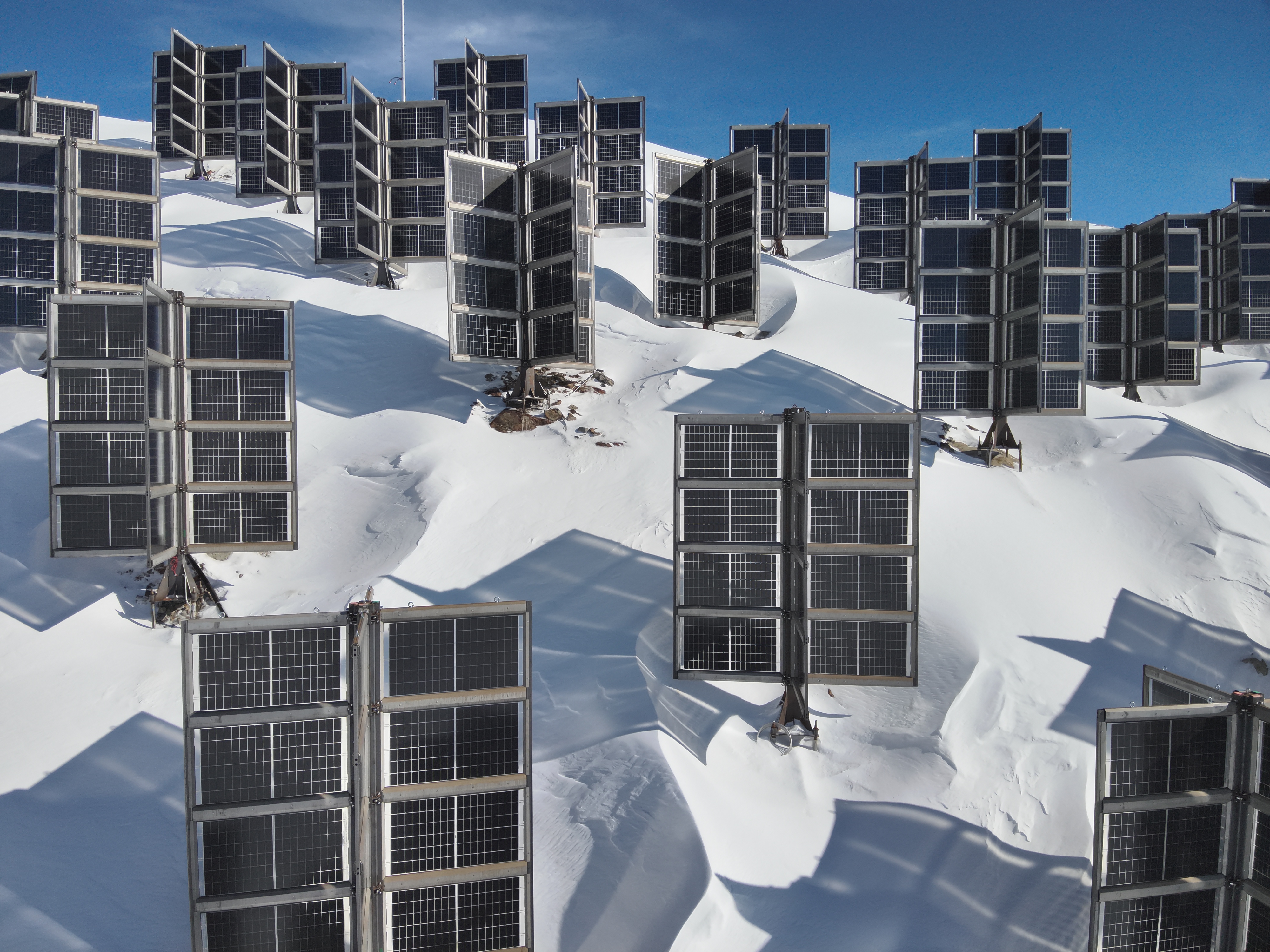 Helioplant-Anlage am Tiefenbachgletscher - Drohnenaufnahme von oben