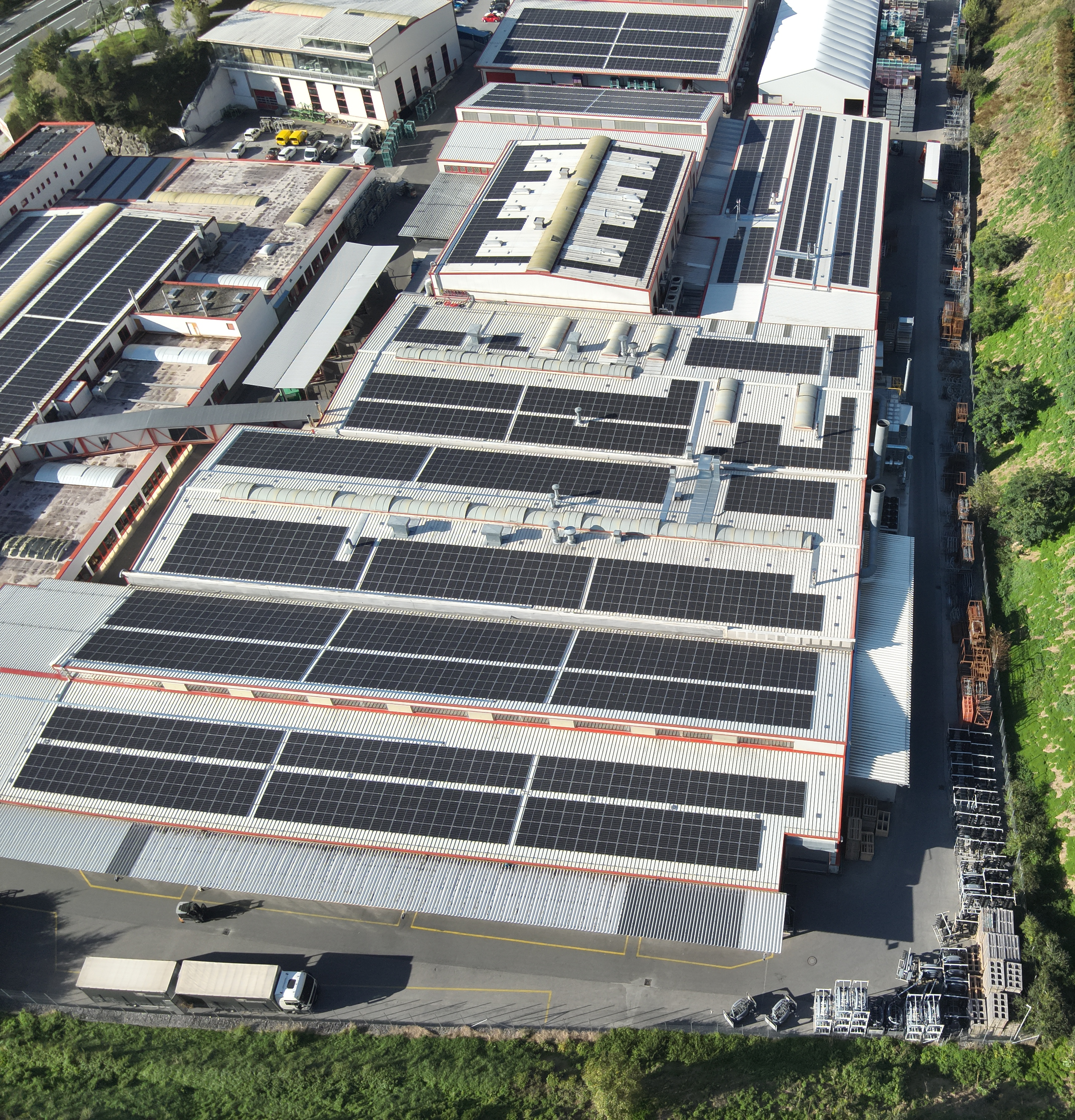 MS-Design Roppen - Drohnenaufnahme der PV-Anlagen auf den Hallendächern