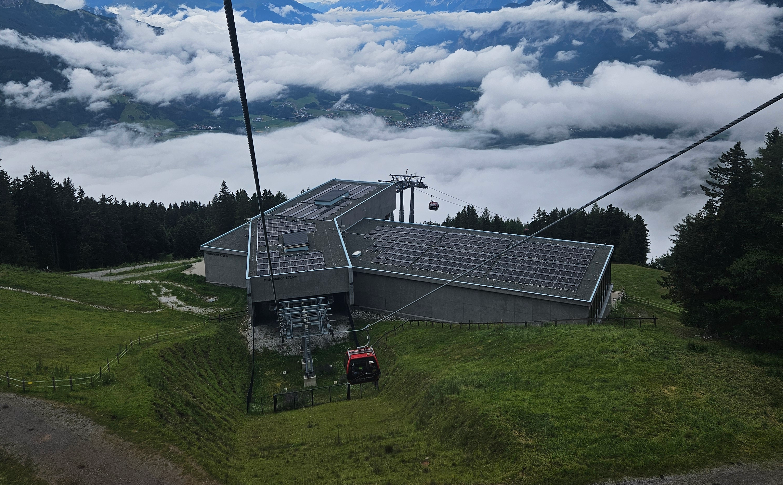 Patscherkofelbahn - Mittelstation mit PV-Anlage auf dem Dach