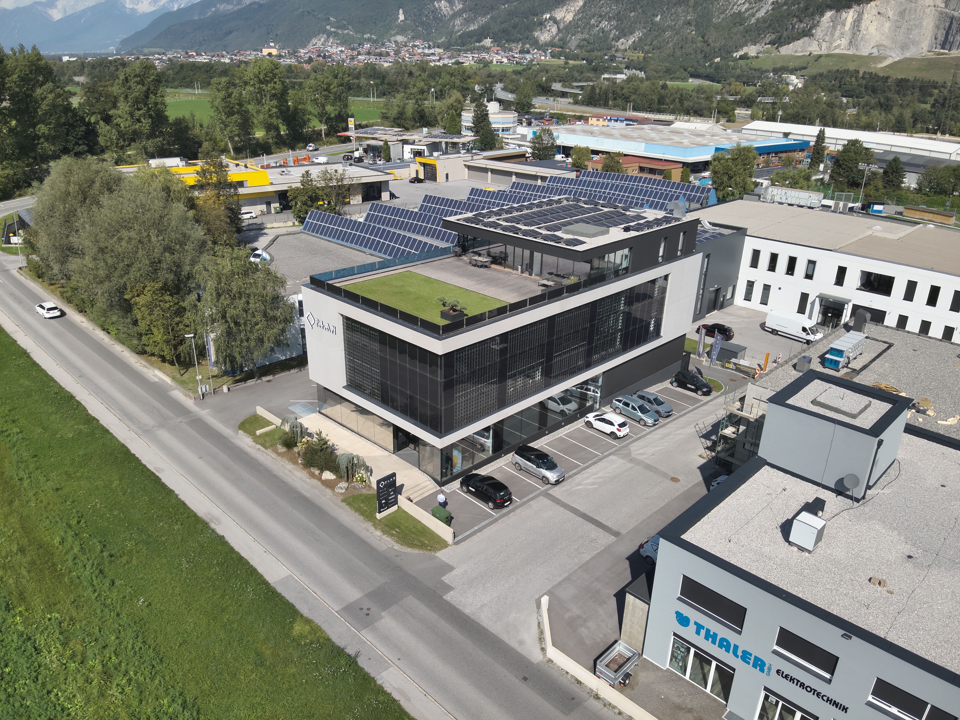 Planquartier Kematen - PV-integrierte Fassade und Dachanlage aus der Luft